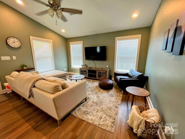 Photo - 528 S Shamrock Ave