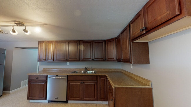 Photo - 1014 E Colvin St