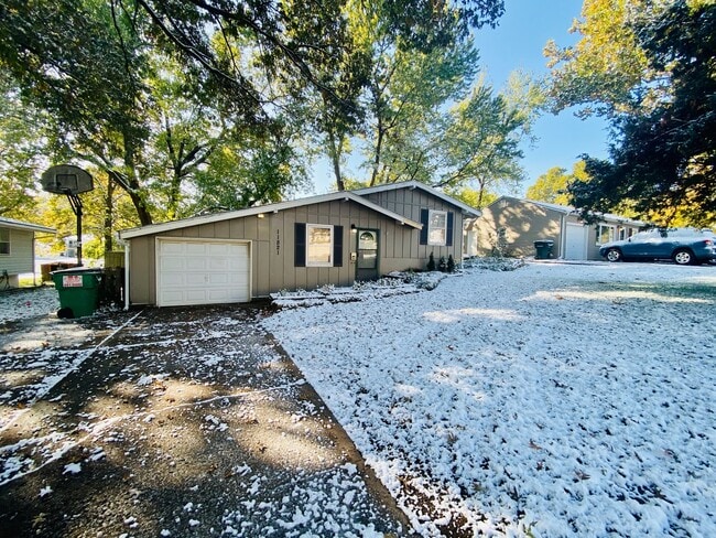 Building Photo - {11821} Desirable Shawnee Village Location + Hardwood Floors + Fenced Yard