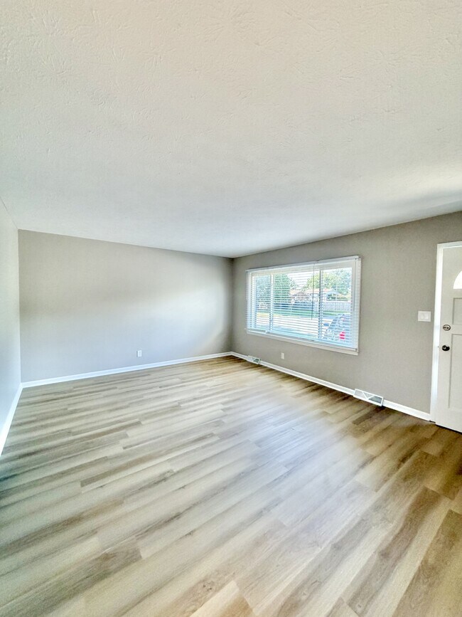 Photo - 520 Cricklewood Dr
