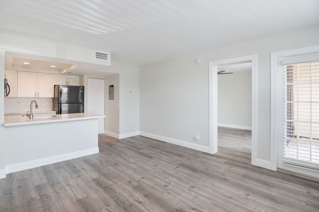 Photo - ONE BEDROOM ONE BATHROOM! WATERFRONT COMMUNITY! WITH W/D!! Unidad 211