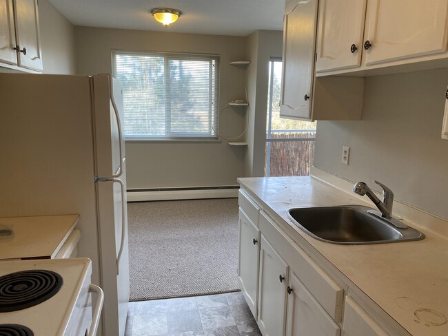 Photo - 999 Bowen Rd