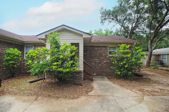 Updated 1-Bedroom Duplex in Bellview – New... - Updated 1-Bedroom Duplex in Bellview – New... Apartment Unit A