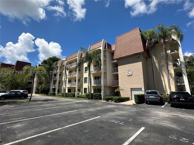 Building Photo - 9301 SW 92nd Ave Unit C320