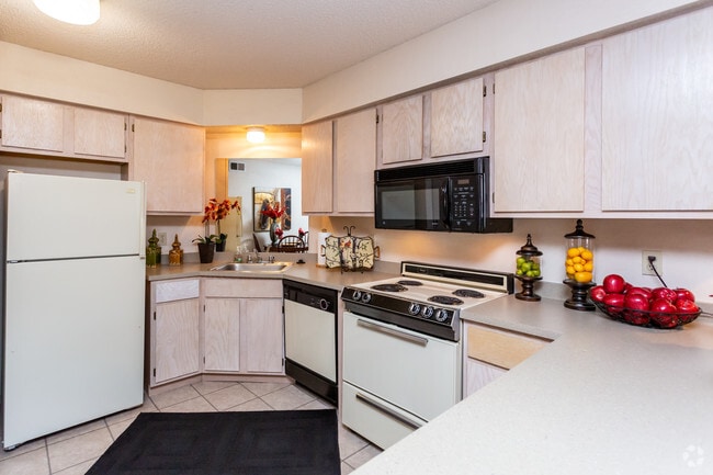 2BR, 2BA - 987 SF - Kitchen