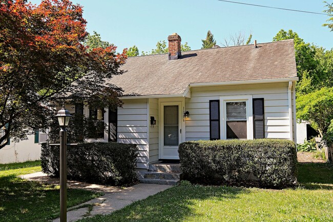 Building Photo - Charming Woolen Mills Home Near Meade Park