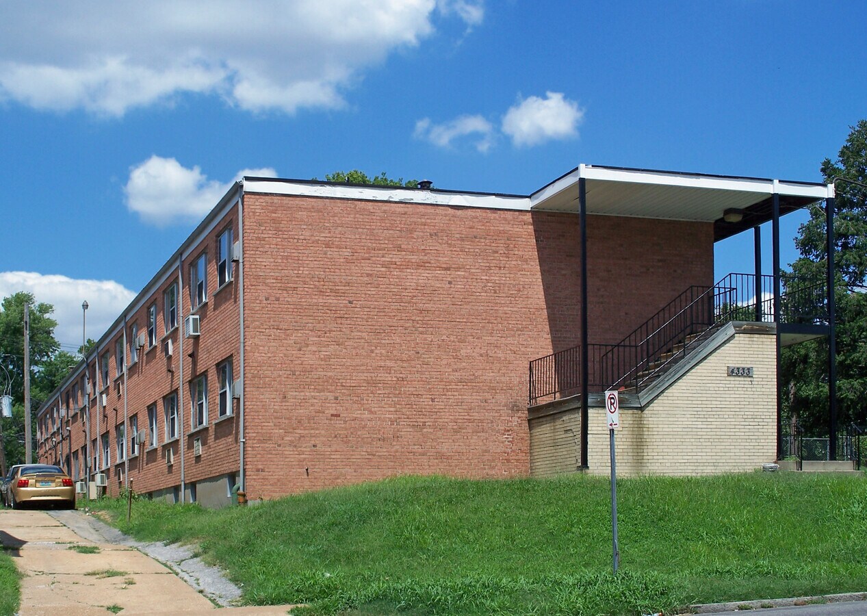 View from the southwest - 4333 Chippewa St Apartments