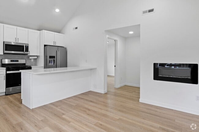 Building Photo - Modern 3-Bed Home Near JBLM with Vaulted C...