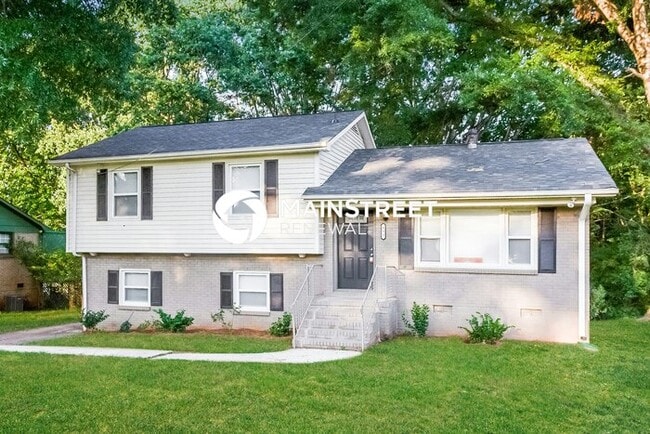Building Photo - 4 Bedroom Pet-Friendly Home in Charlotte, NC with Main Street Renewal