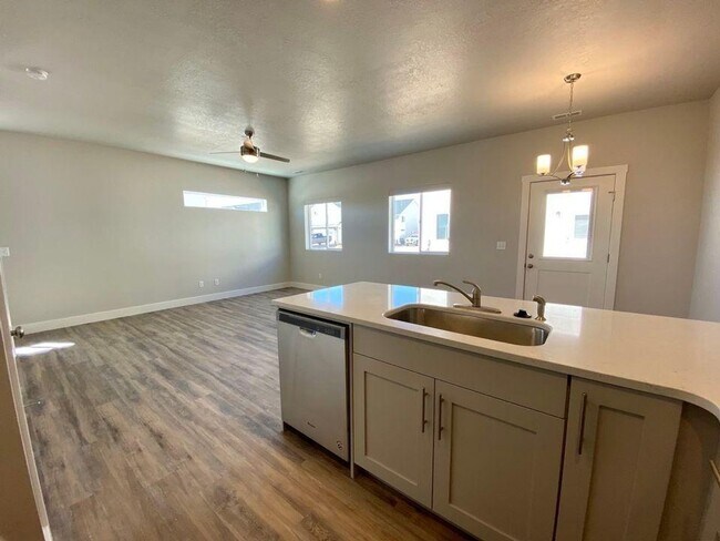 Photo - 3 bed 2.5 Bath Clean and Move-in Ready