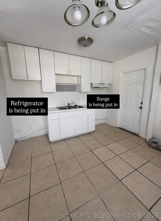 Photo - 865 W 3rd St