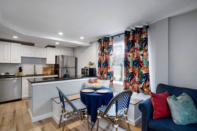 Photo - 4705 Hollingsworth Ave Unidad Lower B 3 bed 2 bath pool