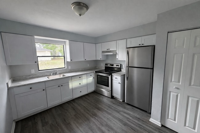 Building Photo - **Beautifully Updated (2BR/1BA) Lakeland Duplex**