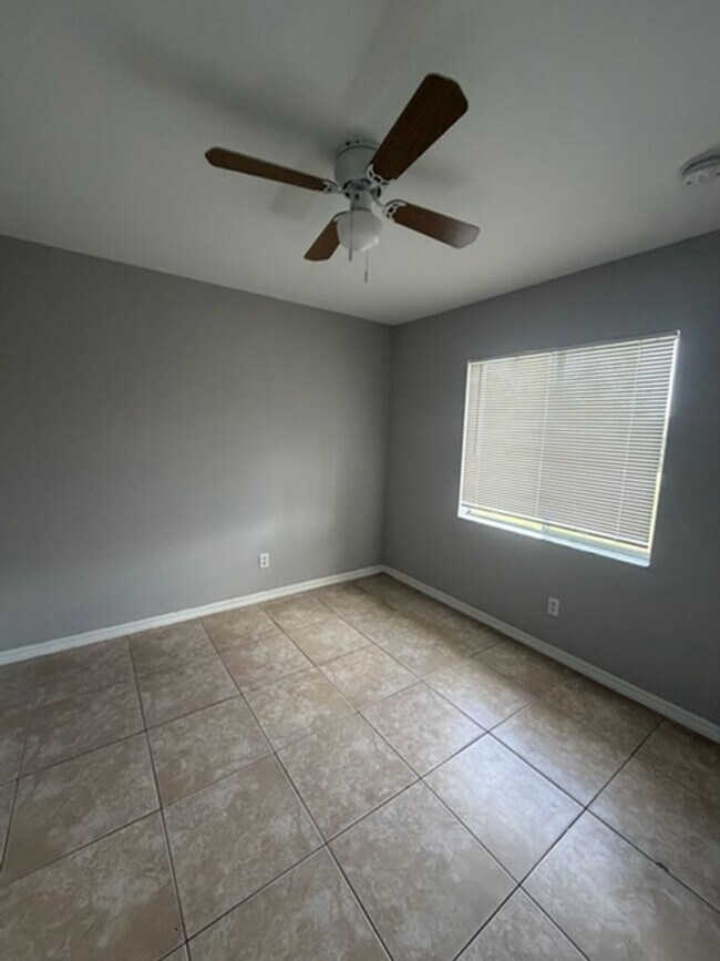 Photo - 930 Ainsworth St W