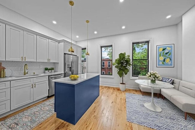 Photo - 581 Decatur St