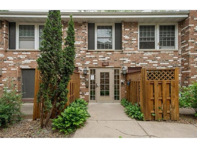 Building Photo - 4584 Cedar Lk Rd S Unit 2 Rental