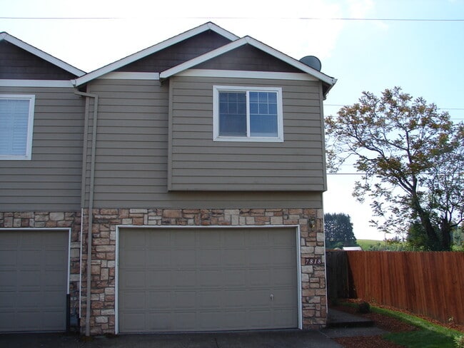 Building Photo - THREE BEDROOM TOWNHOME IN HAZEL DELL