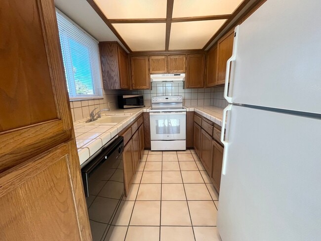 Photo - 3 BLOCKS TO MISSION BAY! SPACIOUS 2BD/1BA TOP FLOOR APARTMENT W/ GARAGE!!! $3,200/mo Unit 3989 #3