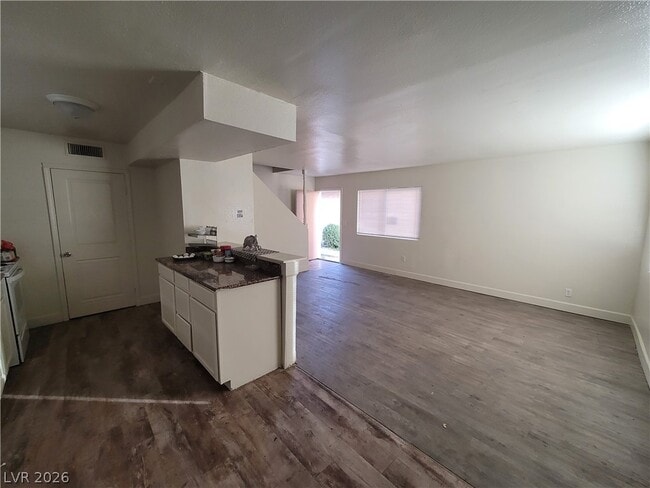 Building Photo - 5126 Golden Unit A