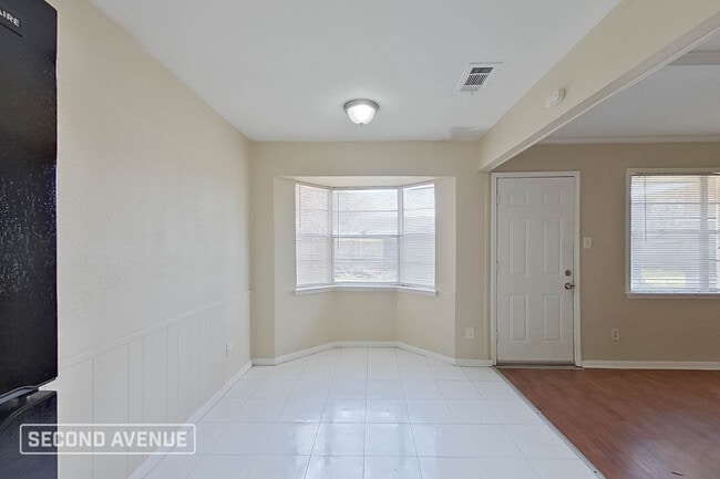 Photo - 9702 Hillis St