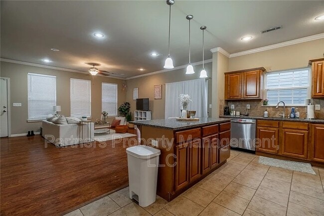 Photo - 606 N Tennyson Ln