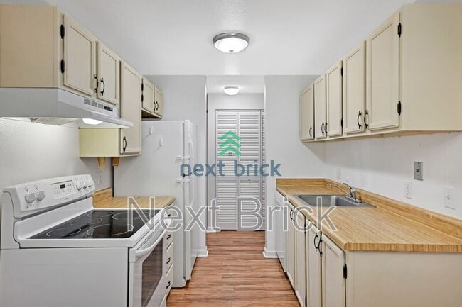 Building Photo - 10501 8th Ave NE Rental