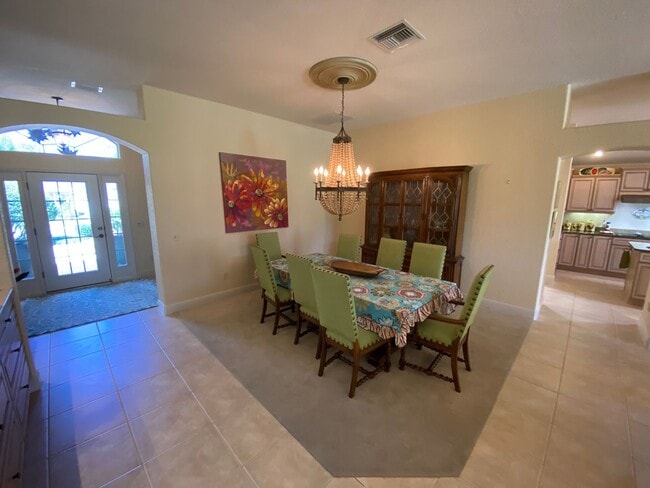 Photo - 733 Winifred Way