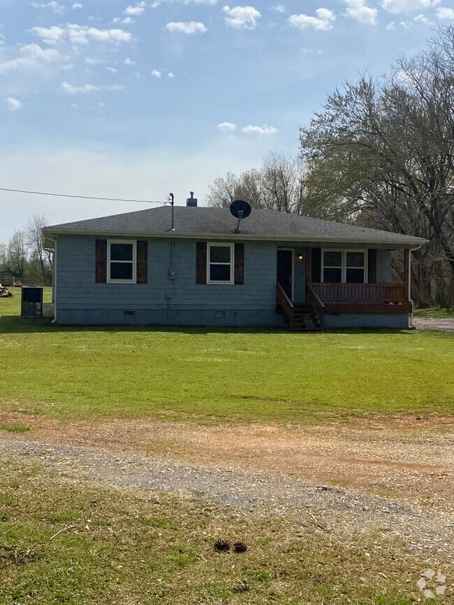 Building Photo - 3 Bed 1.5 Bath Cozy Country Home! - Muscle...