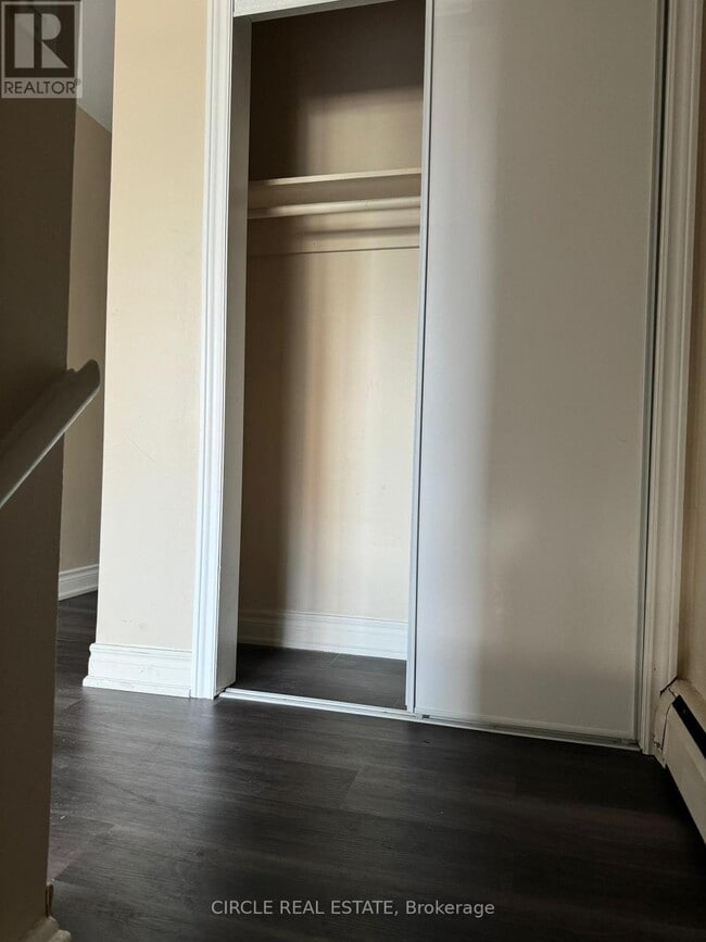 Photo - 3828 Bloor St W