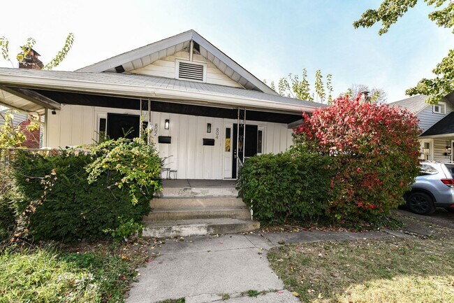 Building Photo - 802 N Denny St Unit 804