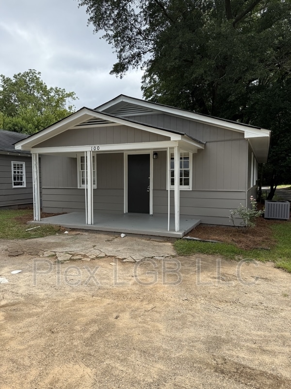 Building Photo - 100 Oak Ln