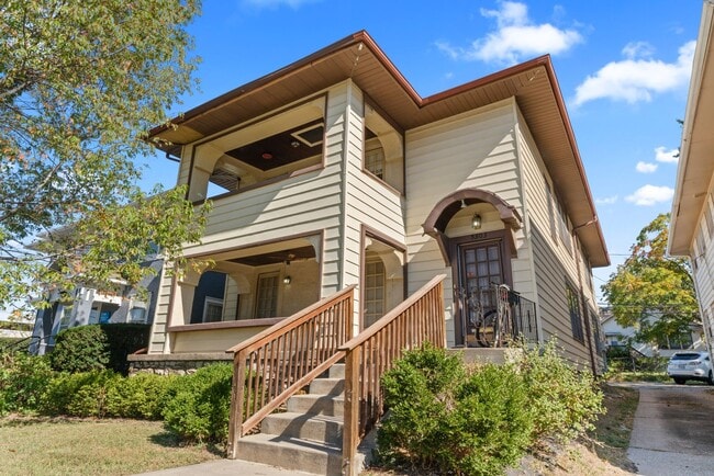Building Photo - Charming 2-Bed Home with Hardwood Floors &...
