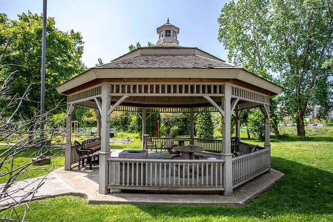 Photo - 695 Proudfoot Lane