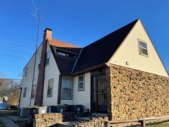 Building Photo - Clark Triplex Rental