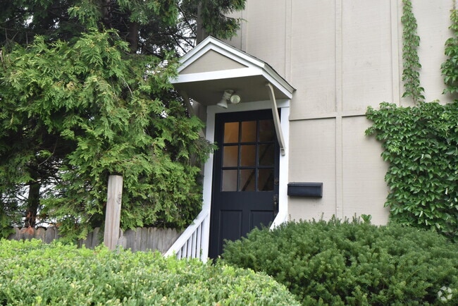 Building Photo - 661 S Lake Shore Dr Rental