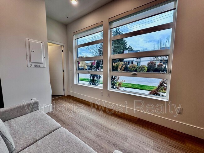 Photo - 2967-2967 Richter St