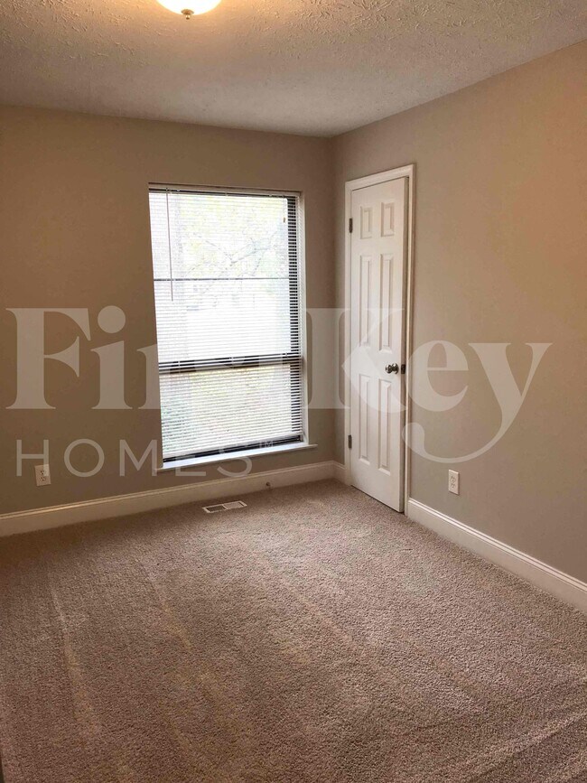 Photo - 103 Walnut Way