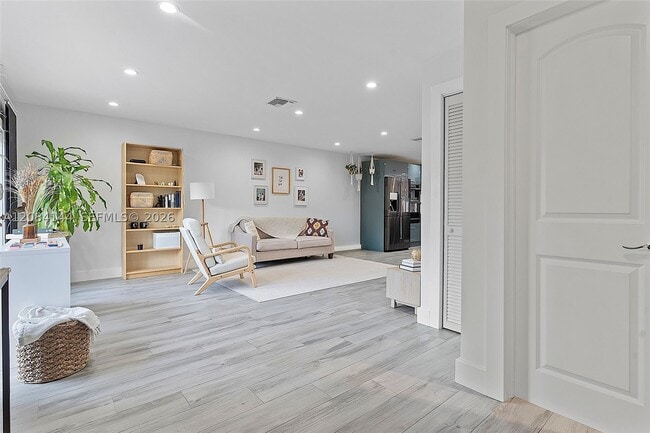 Photo - 4868 Sheridan St