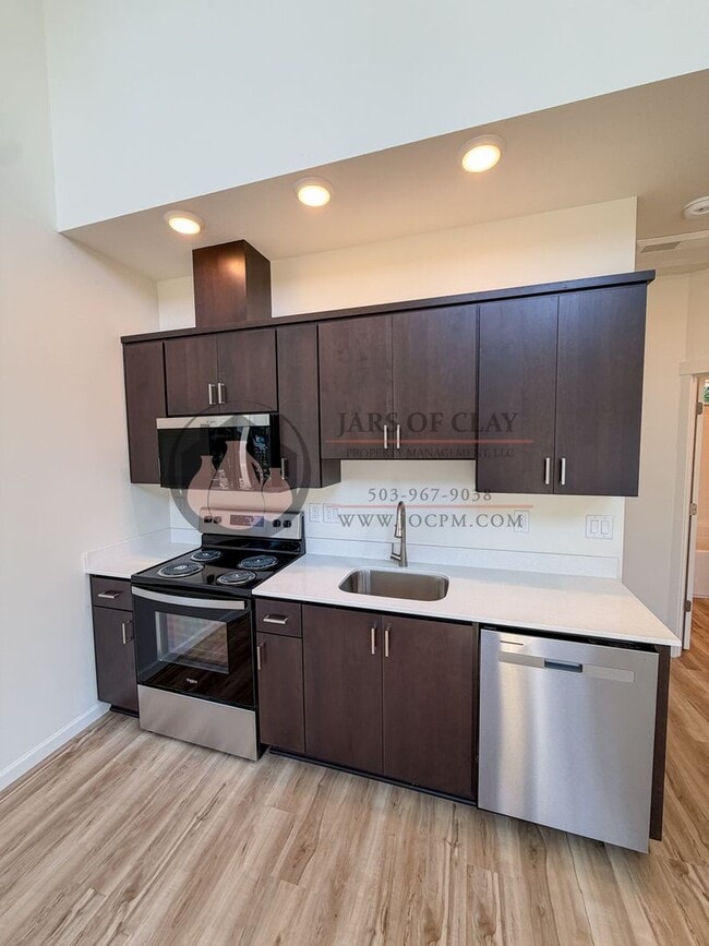 Photo - 2528 Gilbert St S