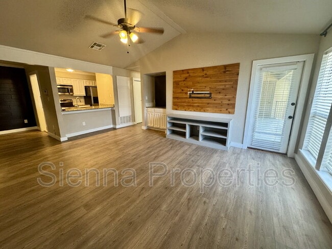 Photo - 1202 Thorpe Ln Unit 304