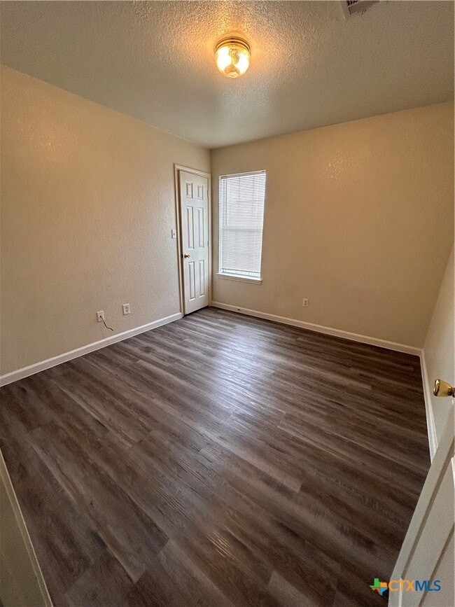 Building Photo - 3208 Raven Dr Unit B