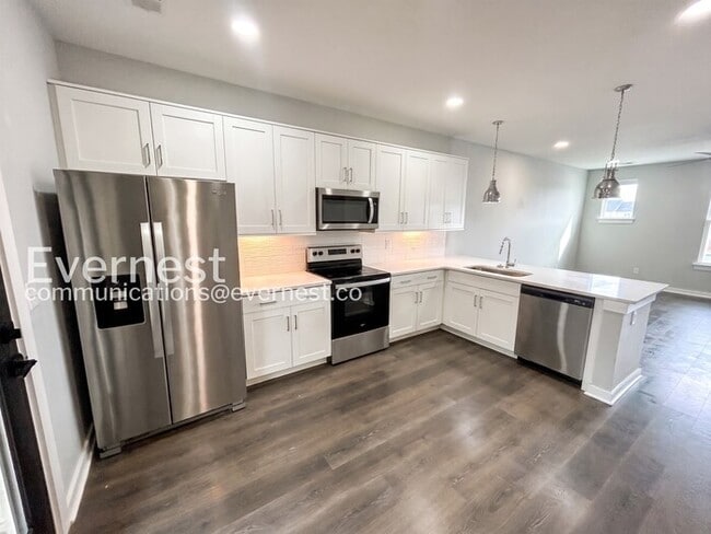 Photo - Limited Time Special Offer / 2 Bed/2.5 Bath Townhome with Off-Street Parking / Pet-Friendly / Ava...