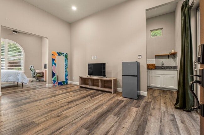 4001 Reni Ct