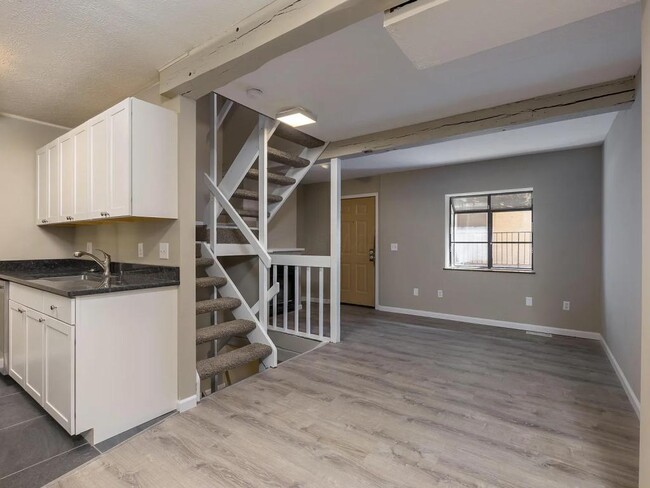 Photo - 91 W 9th Ave