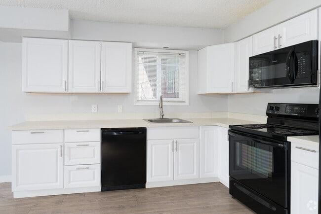 1BR, 1BA - 672SF - Kitchen - Cougar Ridge Apartments