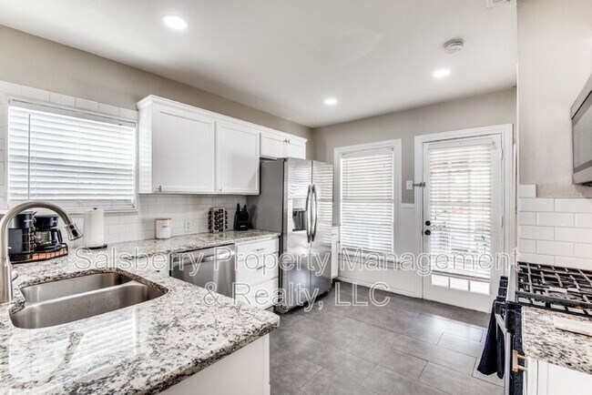 Photo - 3824 Collinwood Ave