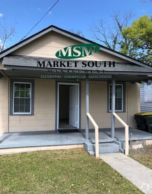 Building Photo - NEWLY RENOVATED 2 BEDROOM HOME IN GARDEN CITY