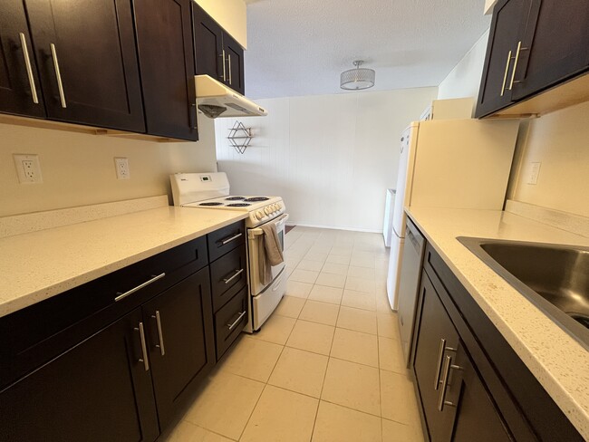 Photo - 11816-11888 88 Ave