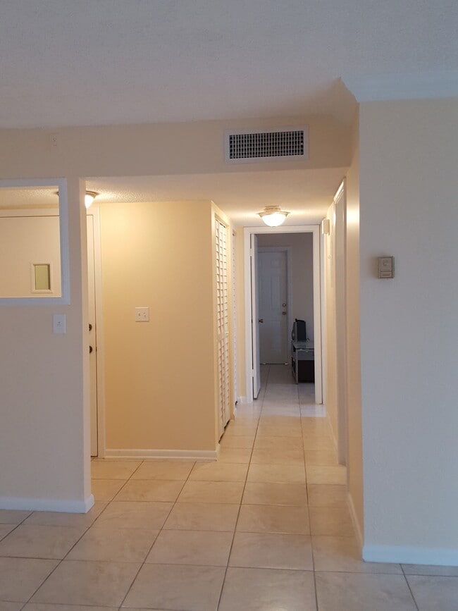 Building Photo - 104 SE 10th St Unit 101 Rental