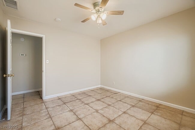 Building Photo - 571 Blackmore Dr